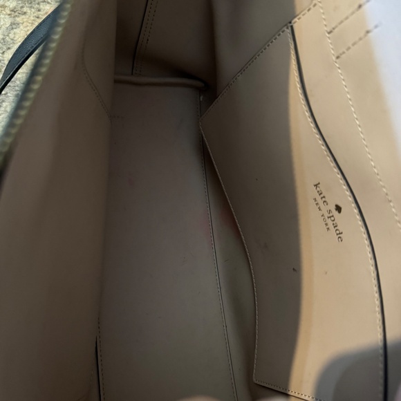 Medium Kate spade purse - Picture 3 of 3